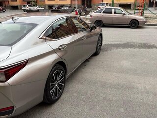 2022 Lexus ES 250 VII Рестайлинг, серый, 5200000 рублей, вид 2