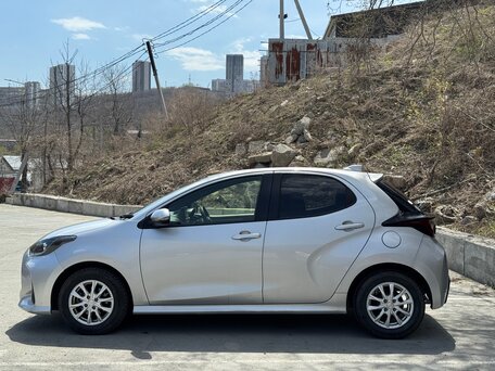 2020 Toyota Yaris IV, серебристый, 900000 рублей, вид 2