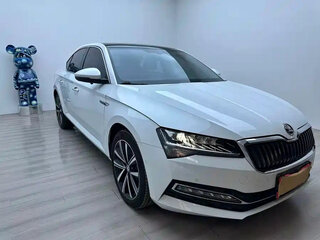 2023 Skoda Superb III Рестайлинг, белый, 1730000 рублей, вид 3