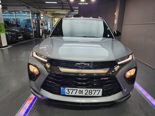 2023 Chevrolet TrailBlazer III, серебристый, 1978000 рублей, вид 2
