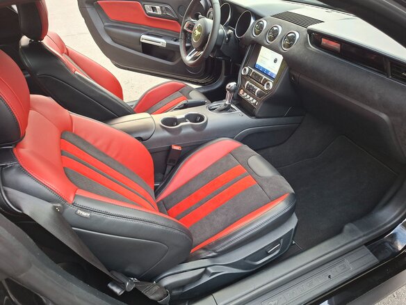 2022 Ford Mustang VI Рестайлинг, чёрный, 3480000 рублей - вид 30