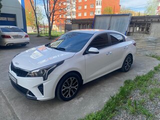 2021 Kia Rio IV Рестайлинг, белый, 1850000 рублей, вид 1