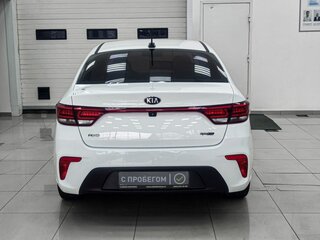 2018 Kia Rio IV, белый, 1399990 рублей, вид 5