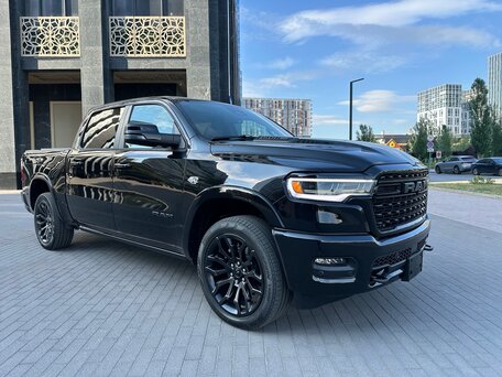 2026 Ram 1500 Crew Cab eTorque V Рестайлинг, чёрный, 10899000 рублей, вид 3