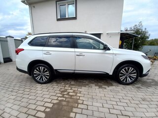 2019 Mitsubishi Outlander III Рестайлинг 3, белый, 2530000 рублей, вид 3