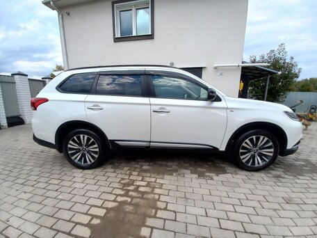 2019 Mitsubishi Outlander III Рестайлинг 3, белый, 2530000 рублей, вид 3