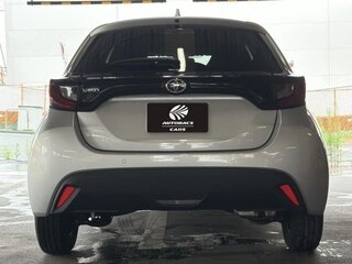 2022 Toyota Yaris IV, серебристый, 890000 рублей, вид 5