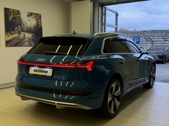 2020 Audi e-tron 55 I, голубой, 4390000 рублей - вид 4