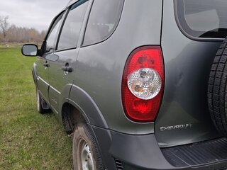 2011 Chevrolet Niva I Рестайлинг, серебристый, 485000 рублей, вид 5