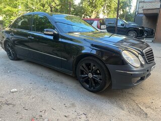 2004 Mercedes-Benz E-Класс 320 III (W211, S211), чёрный, 600000 рублей, вид 3