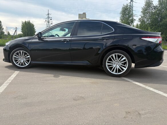 2020 Toyota Camry VIII (XV70), чёрный, 3050000 рублей - вид 4