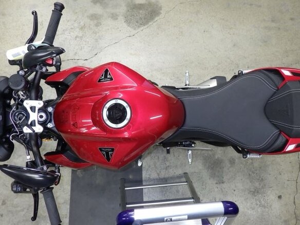 2024 Triumph Street Triple, красный, 1022000 рублей - вид 8