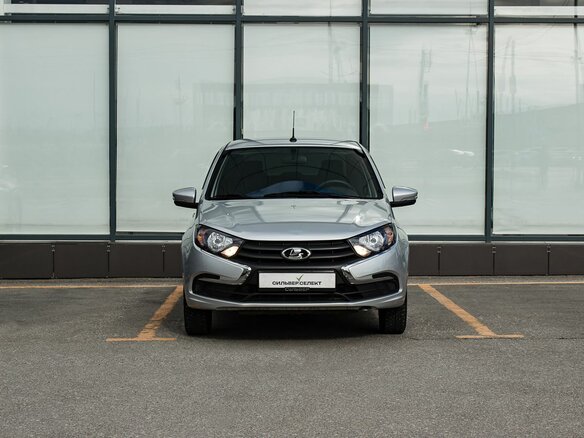 2024 Lada (ВАЗ) Granta I Рестайлинг, серебристый, 700000 рублей - вид 2