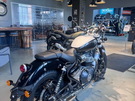 2026 Royal Enfield Super Meteor, серебристый, 773000 рублей, вид 4