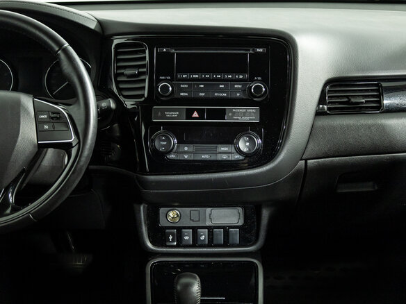 2019 Mitsubishi Outlander III Рестайлинг 3, белый, 1749700 рублей - вид 12