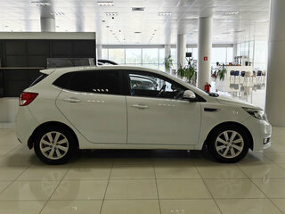2016 Kia Rio III Рестайлинг, белый, 835000 рублей, вид 5