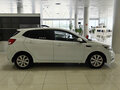 2016 Kia Rio III Рестайлинг, белый - вид 3