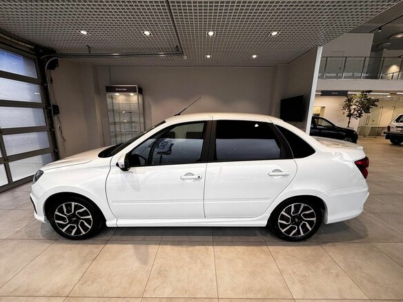 2026 Lada (ВАЗ) Granta Sport I Рестайлинг, белый, 1680872 рублей - вид 2