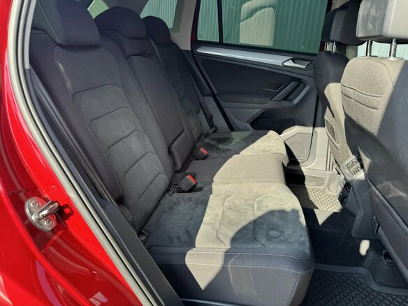 2021 Volkswagen Tiguan II Рестайлинг, красный, 2450000 рублей - вид 17