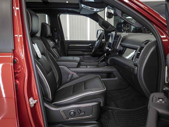 2026 Ram 1500 Crew Cab V Рестайлинг, красный - вид 23