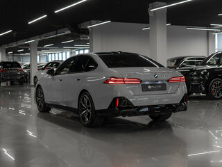 2026 BMW 5 серии 530i xDrive VIII (G60/G61/G68), серый, 10100000 рублей, вид 4