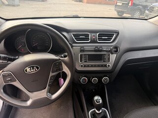 2015 Kia Rio III Рестайлинг, серебристый, 750000 рублей, вид 4