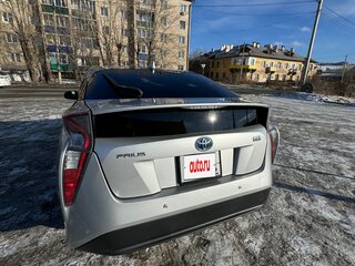 2016 Toyota Prius IV (XW50), серебристый, 1450000 рублей, вид 3