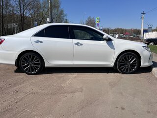 2015 Toyota Camry VII (XV50) Рестайлинг, белый, 2050000 рублей, вид 3