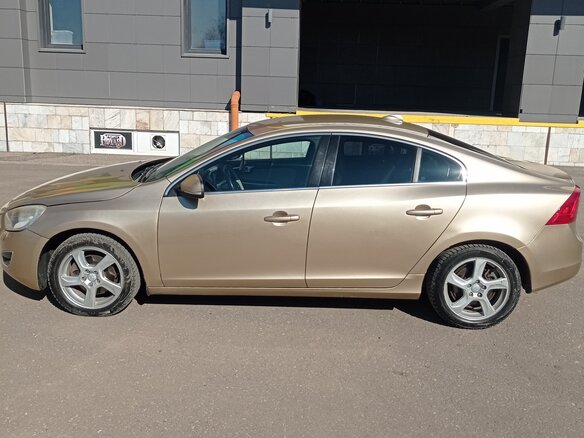2012 Volvo S60 II, жёлтый, 800000 рублей - вид 6