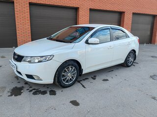 2009 Kia Cerato 4-speed II, белый, 700000 рублей, вид 1