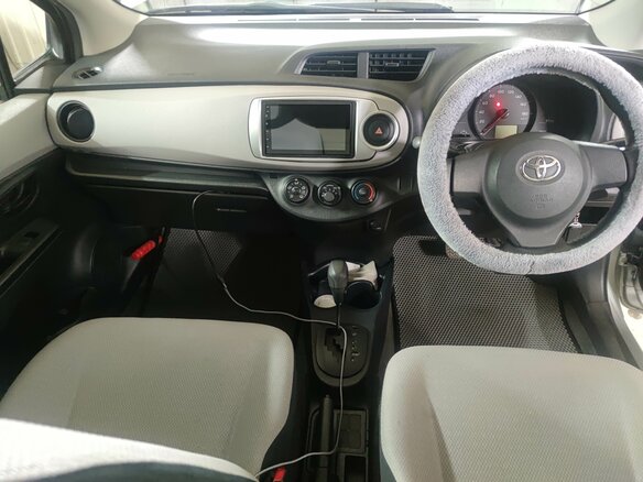 2011 Toyota Vitz III (XP130), серый, 860000 рублей - вид 11
