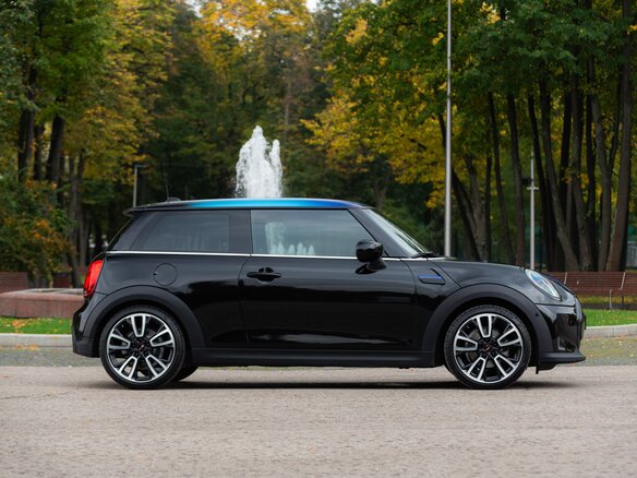 2021 Mini Hatch Cooper III (F55/F56) Рестайлинг 2, чёрный, 3790000 рублей - вид 3