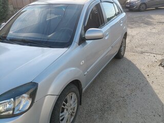 2010 Kia Rio II Рестайлинг, серебристый, 650000 рублей, вид 4