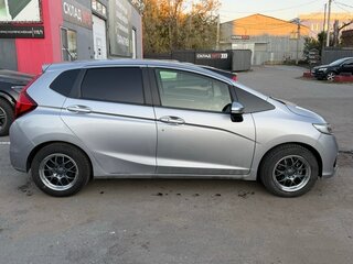 2018 Honda Fit III Рестайлинг, серый, 1049000 рублей, вид 2