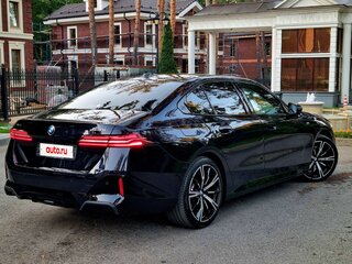 2025 BMW 5 серии 530i xDrive VIII (G60/G61/G68), чёрный, 8000000 рублей, вид 4