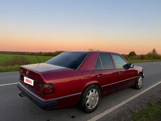 1993 Mercedes-Benz W124 300, красный, 400000 рублей, вид 2