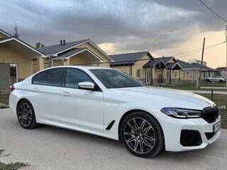 2019 BMW 5 серии 530i xDrive VII (G30/G31/G38), белый, 4200000 рублей, вид 5