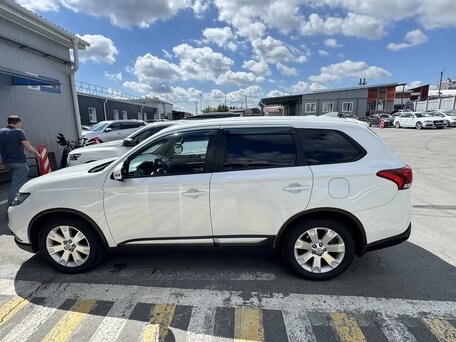 2017 Mitsubishi Outlander III Рестайлинг 2, белый, 1740000 рублей, вид 4