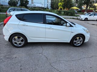 2013 Hyundai Solaris I, белый, 800000 рублей, вид 4
