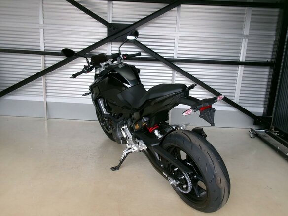 2025 BMW F 900 R, чёрный, 1277000 рублей - вид 3