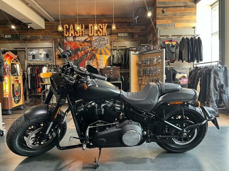 2018 Harley-Davidson Fat Bob, чёрный, 1990000 рублей, вид 1