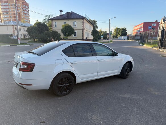 2017 Skoda Octavia III (A7) Рестайлинг, белый, 1880000 рублей - вид 5