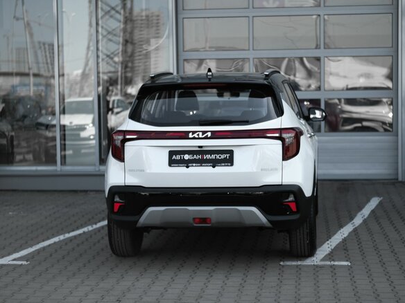 2026 Kia Seltos I Рестайлинг, белый - вид 3