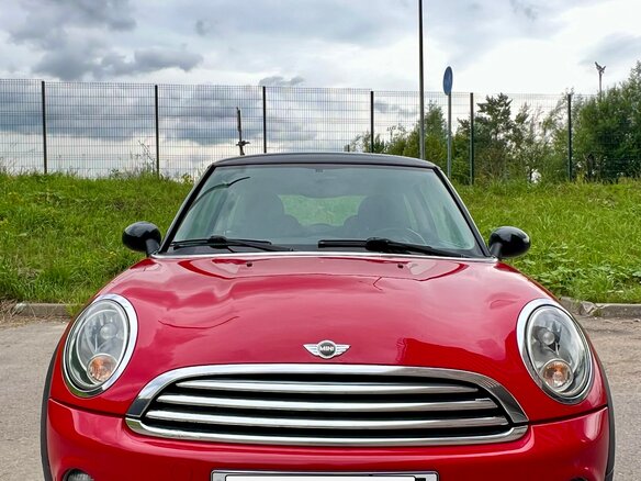 2011 Mini Hatch Cooper II (R56) Рестайлинг, красный - вид 3