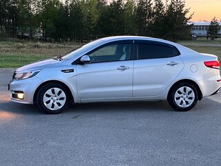 2016 Kia Rio III Рестайлинг, серебристый, 1050000 рублей, вид 3
