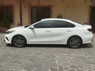 2022 Kia Forte III Рестайлинг, белый, 1600000 рублей, вид 5