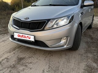 2013 Kia Rio 4-speed III, серебристый, 750000 рублей, вид 2