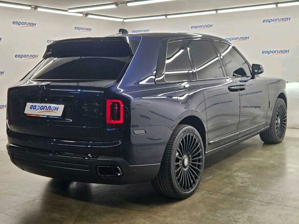 2023 Rolls-Royce Cullinan Black Badge I (Series I), синий, 47881000 рублей - вид 2