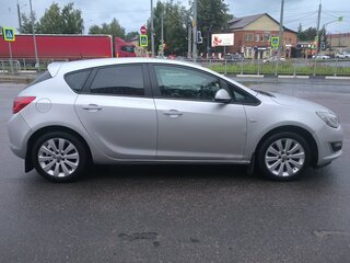 2013 Opel Astra J Рестайлинг, серебристый, 460000 рублей, вид 3