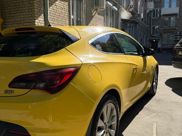 2014 Opel Astra GTC J Рестайлинг, жёлтый - вид 5